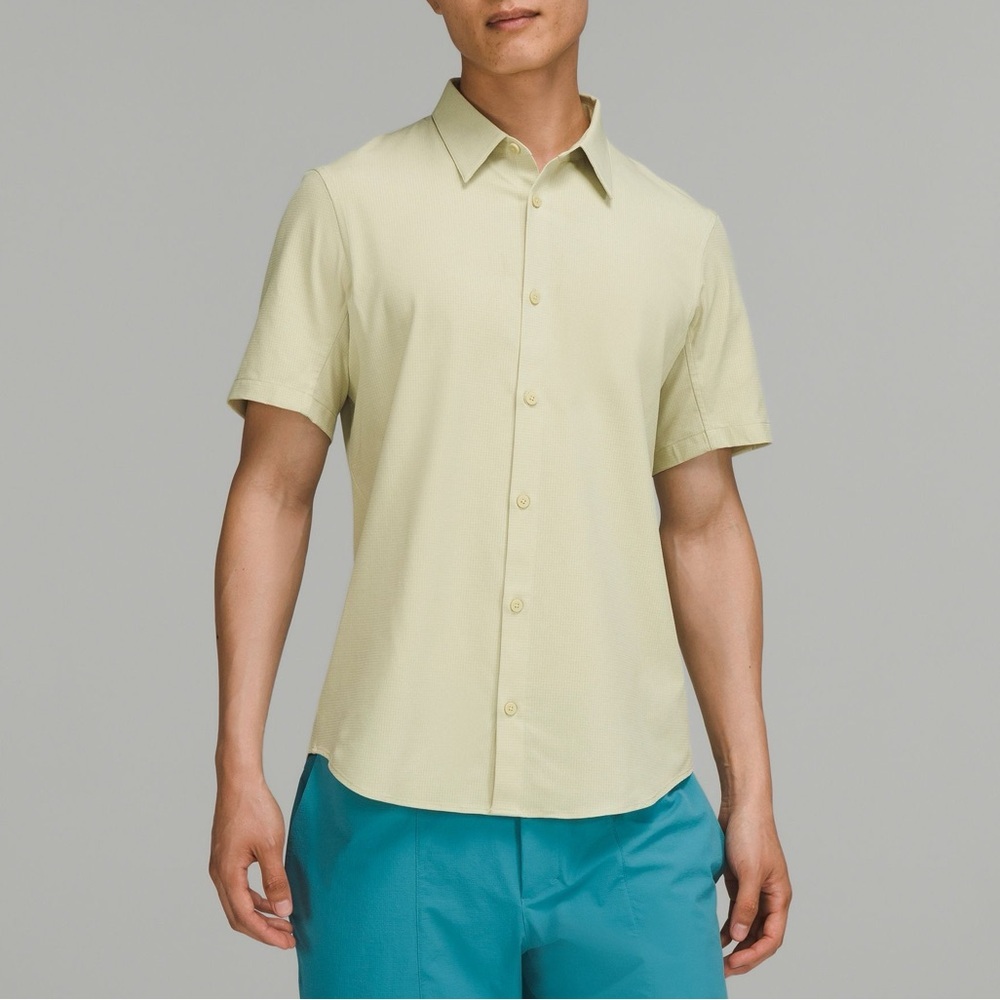 Lululemon Airing Easy Men's Shirt Med Button Up Short Sleeve Performance Casual